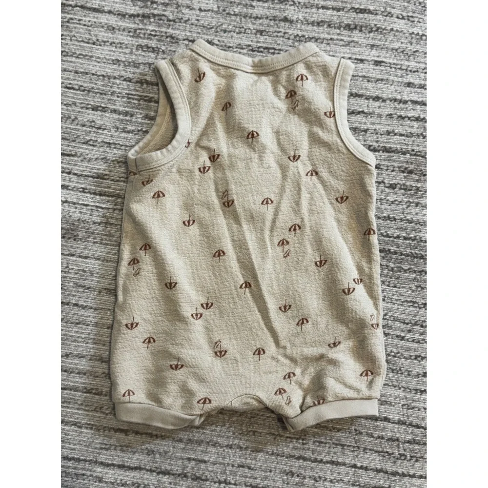 Modern Moments by Gerber Baby Romper 3-6M Beige Umbrella Print‎ Henley